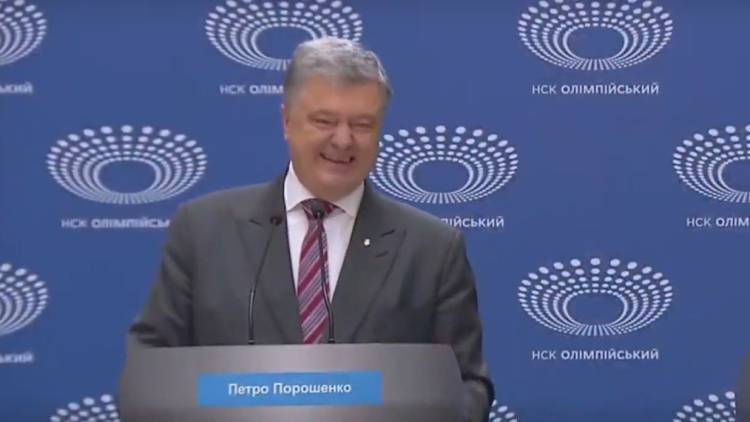 Уснувшего на заседании Рады Порошенко высмеяли в Сети