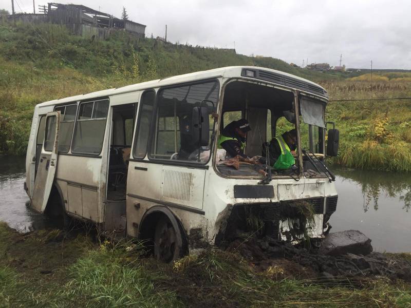 Автобус вылетел с дороги под Красноярском, пострадали 11 рабочих