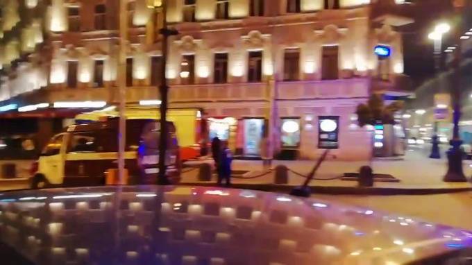 Пожарные спасли 10 петербуржцев из горящего офиса на Невском проспекте
