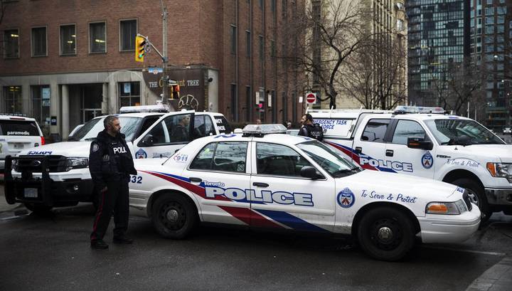 В Торонто неизвестные открыли стрельбу из окон внедорожника