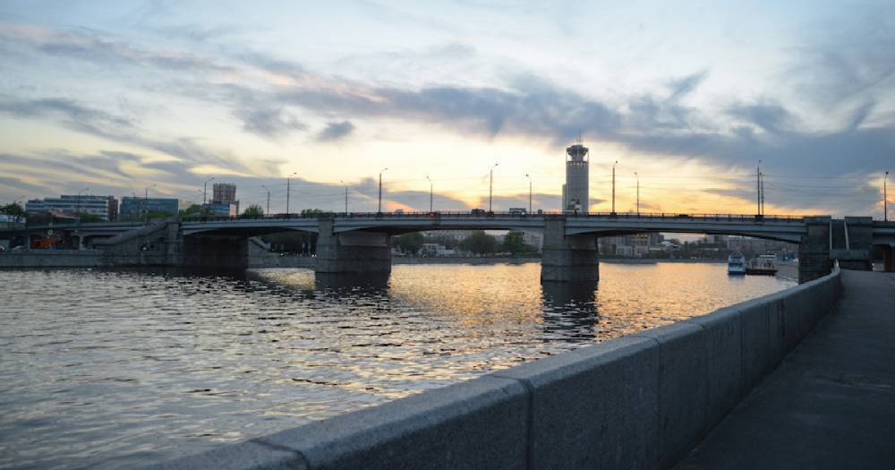 В Москве спасатели вытащили двух пьяных мужчин из реки.