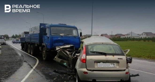 В результате ДТП на трассе в Татарстане погиб один человек и четверо пострадали