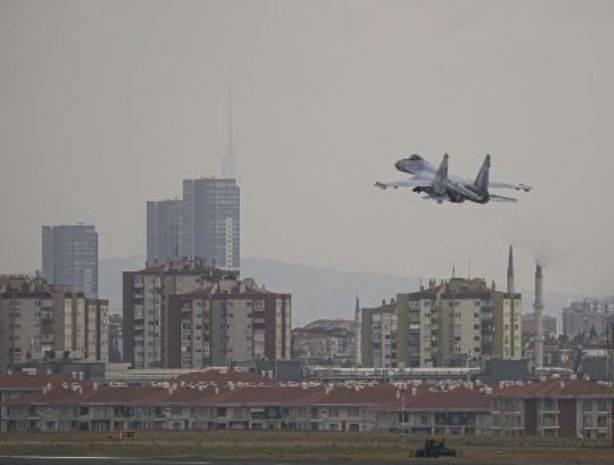 Су-35 и Бе-200 полетали над Стамбулом