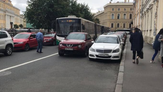 Фото: водитель легковушки припарковался на полосе и час не давал проехать автобусам