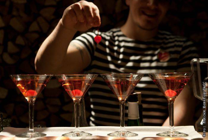 Правительство "концептуально" поддержало запрет продажи алкоголя в мелких барах
