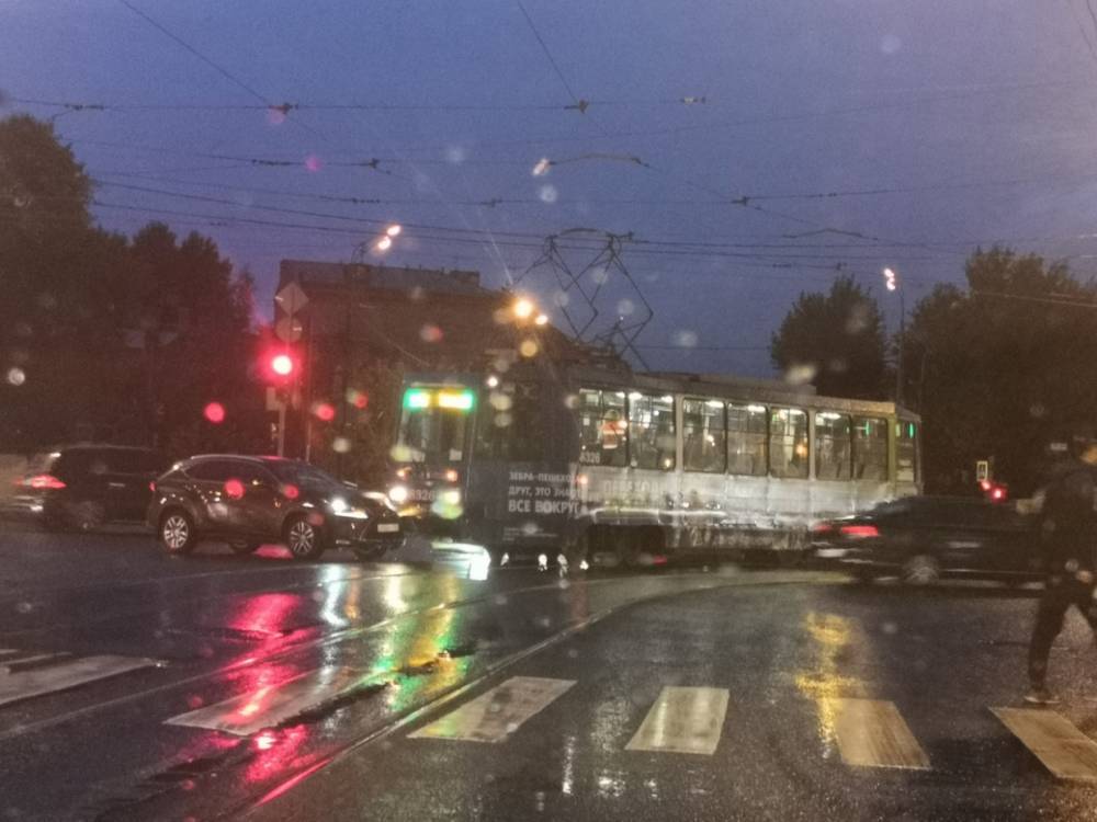 На углу Степана Разина и Обводного канала автоледи «поцеловала» трамвай