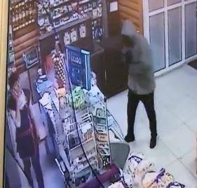 В Челябинске неизвестный в маске и с оружием пытался ограбить магазин