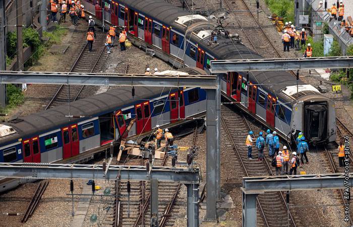 Восемь человек пострадали при сходе поезда с рельсов в Гонконге