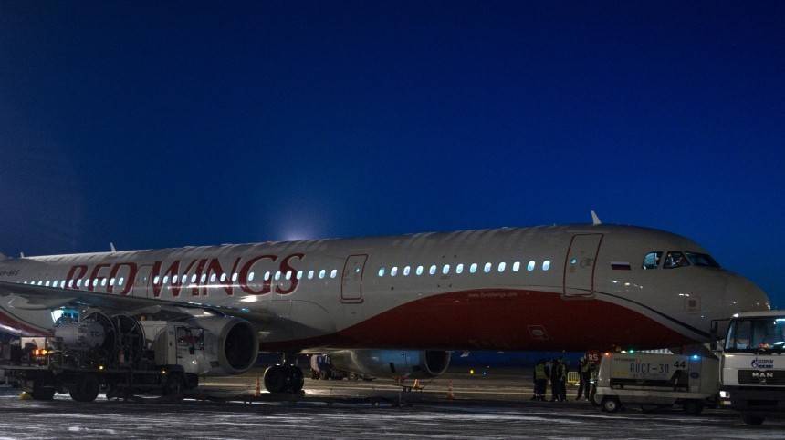 Пассажиры самолета с задымившимся шасси ожидают вылета из Тивата в Москву
