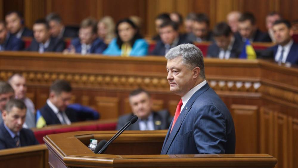 Украинцы высмеяли уснувшего на заседании Верховной рады Порошенко