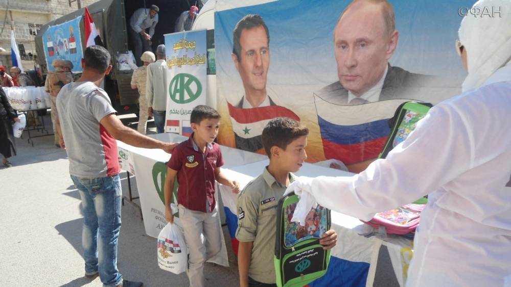 Российские военные раздали продукты и школьные наборы жителям сирийской Гуты — видео ФАН