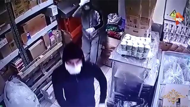Видео: В Подмосковье двое в масках напали на продуктовый магазин