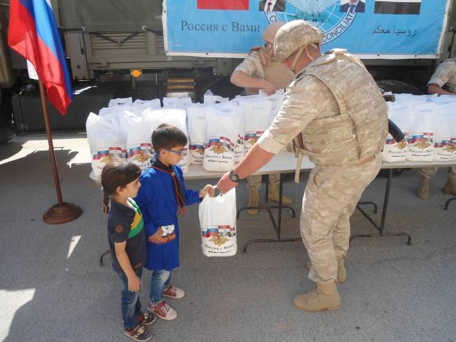 Жители сирийской Гуты получили продукты и вещи к школе от военных из России