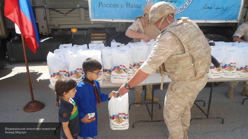 Российские военные раздают продукты и школьные наборы в сирийской Гуте