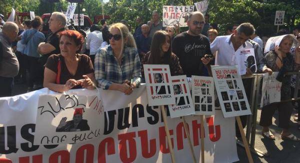 Сторонники и противники экс-президента Армении собрались у зданию суда