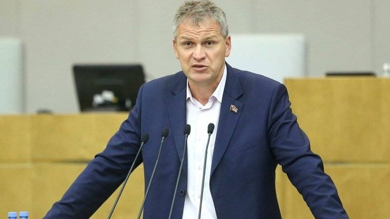 Депутат Куринный усомнился, что губернатор Морозов уволит советника за «ванну с шоколадом»