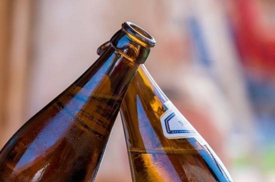 Эксперт оценил идею о запрете продажи алкоголя в небольших барах в жилых домах