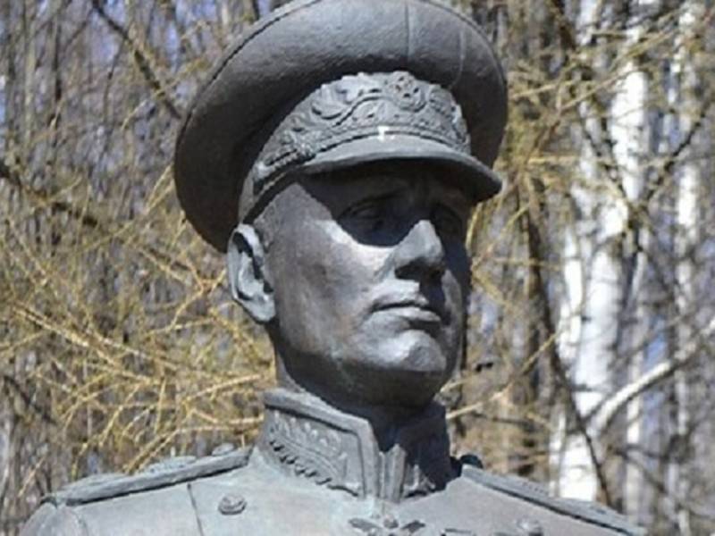 В Праге мужчина приковал себя цепью к памятнику Коневу