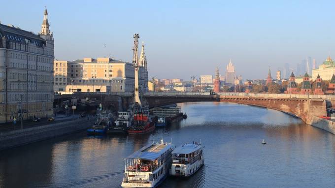 В Москве женщина сбросила с моста двух детей