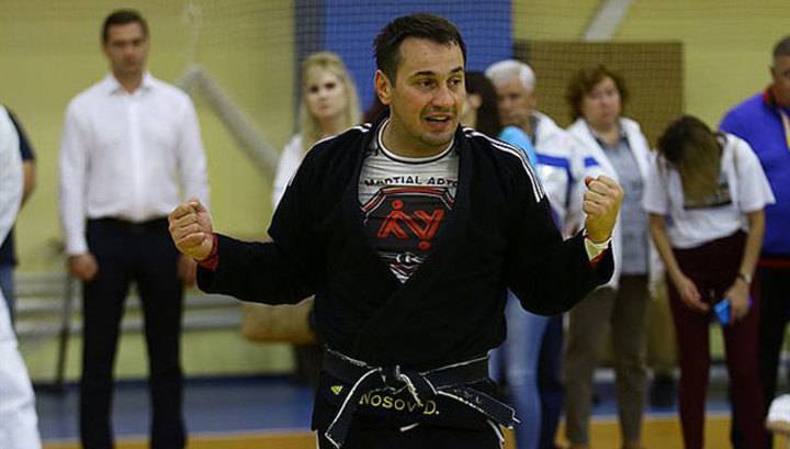 Дмитрий Носов провел сеанс одновременной борьбы с юными дзюдоистами