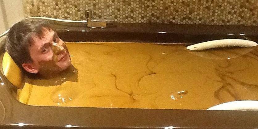 Правозащитник вступился за чиновницу, сделавшую селфи в "шоколадной" ванне