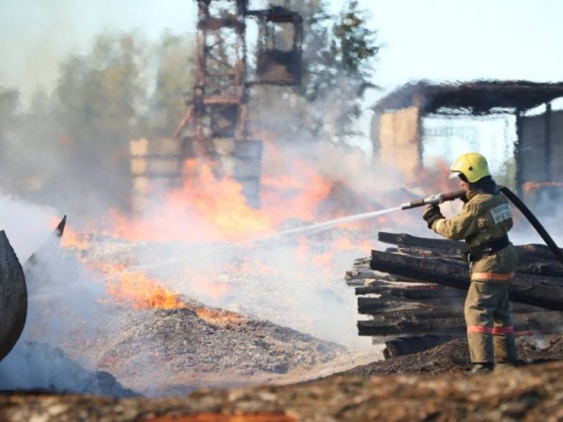 Увеличилась площадь пожара в ангаре Красноярска