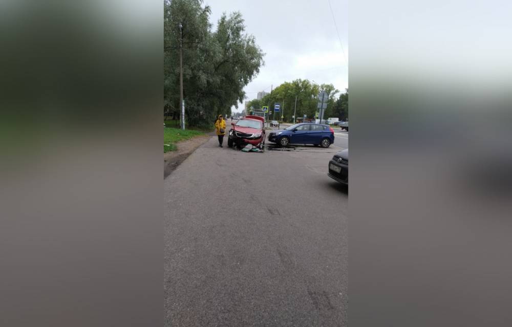 После столкновения на улице Ушинского Петербурга легковушка вылетела на тротуар