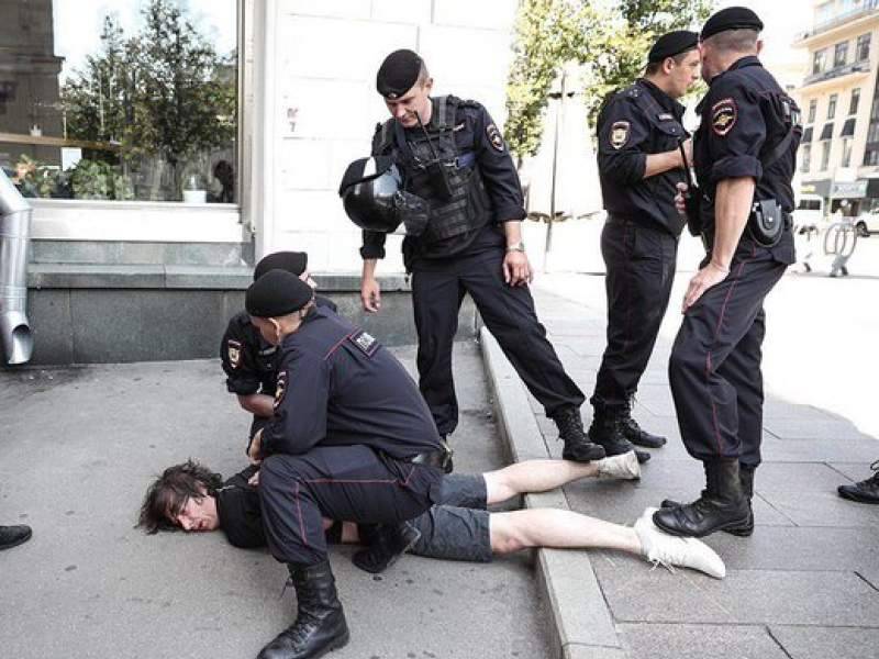 Суд наказал москвича, которому на митинге сломали ногу