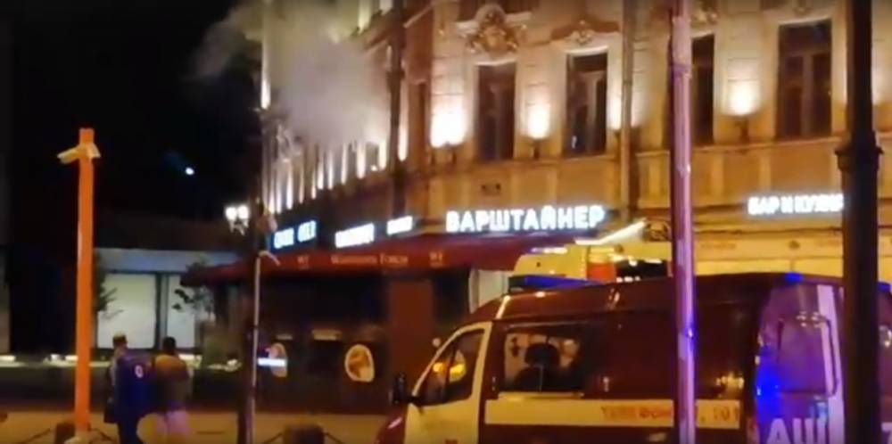 10 человек эвакуированы из горящего здания на Невском проспекте
