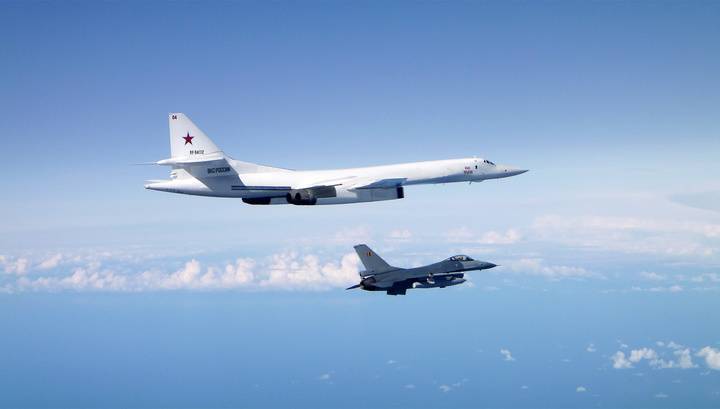 Российские Ту-160 над Балтикой сопроводили истребители пяти стран