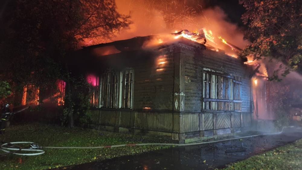 В Новой Ладоге огонь уничтожил историческое здание - wvw.daily-inform.ru - Санкт-Петербург - Новая Ладога