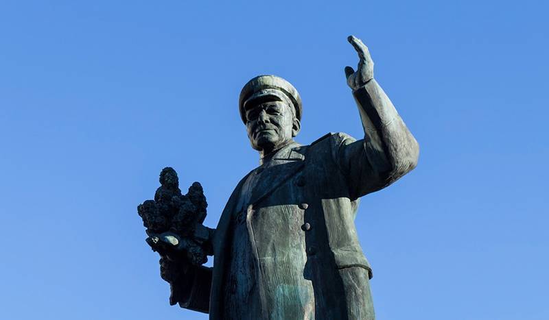 Житель Праги приковал себя к памятнику маршалу-освободителю