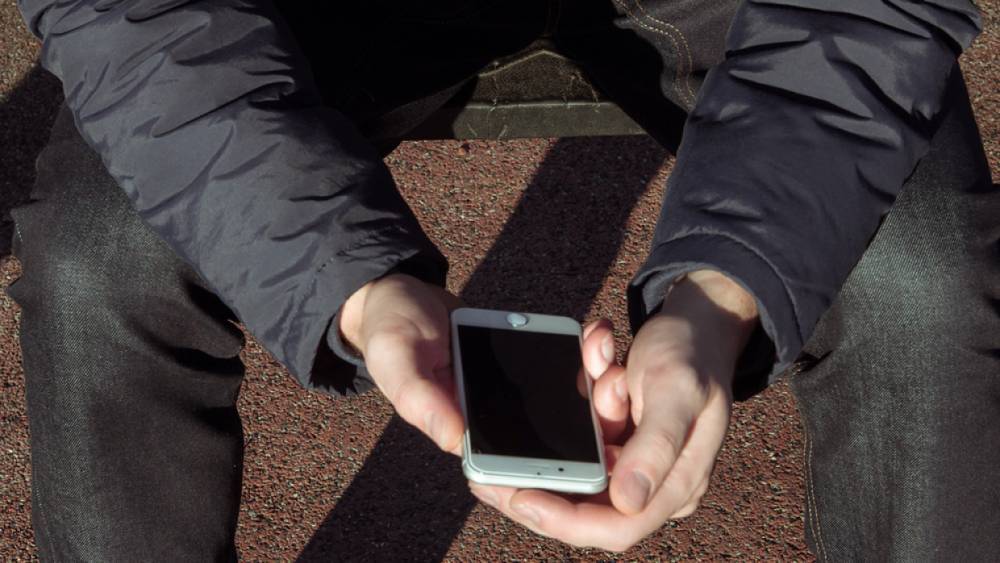 Калининградские полицейские возбудили дело в отношении нашедшего чужой телефон приезжего