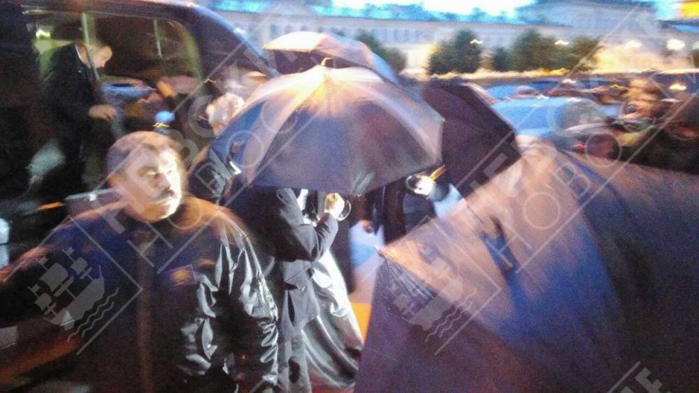 Мордатые охранники прикрывали Собачак с мужем зонтами у входа на свадьбу Бондарчука