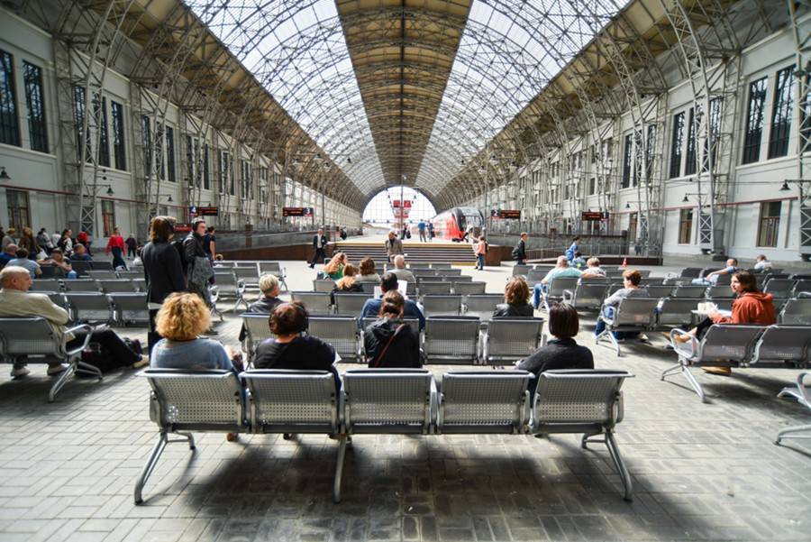 Пассажиры забывали на вокзалах Москвы вставную челюсть и электрогитару