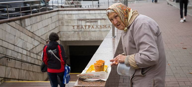При новой власти украинцев продолжают загонять в нищету