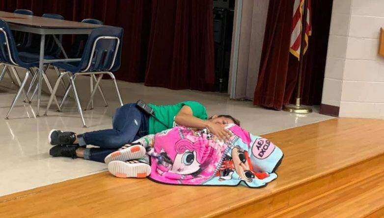 «Лучшая на свете» школьная уборщица легла на пол рядом с девочкой с аутизмом, чтобы утешить. Их фото стало вирусным