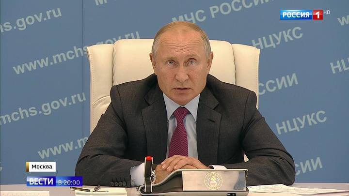 Путин поговорил с губернаторами подтопленных регионов и раскритиковал власть за черствость