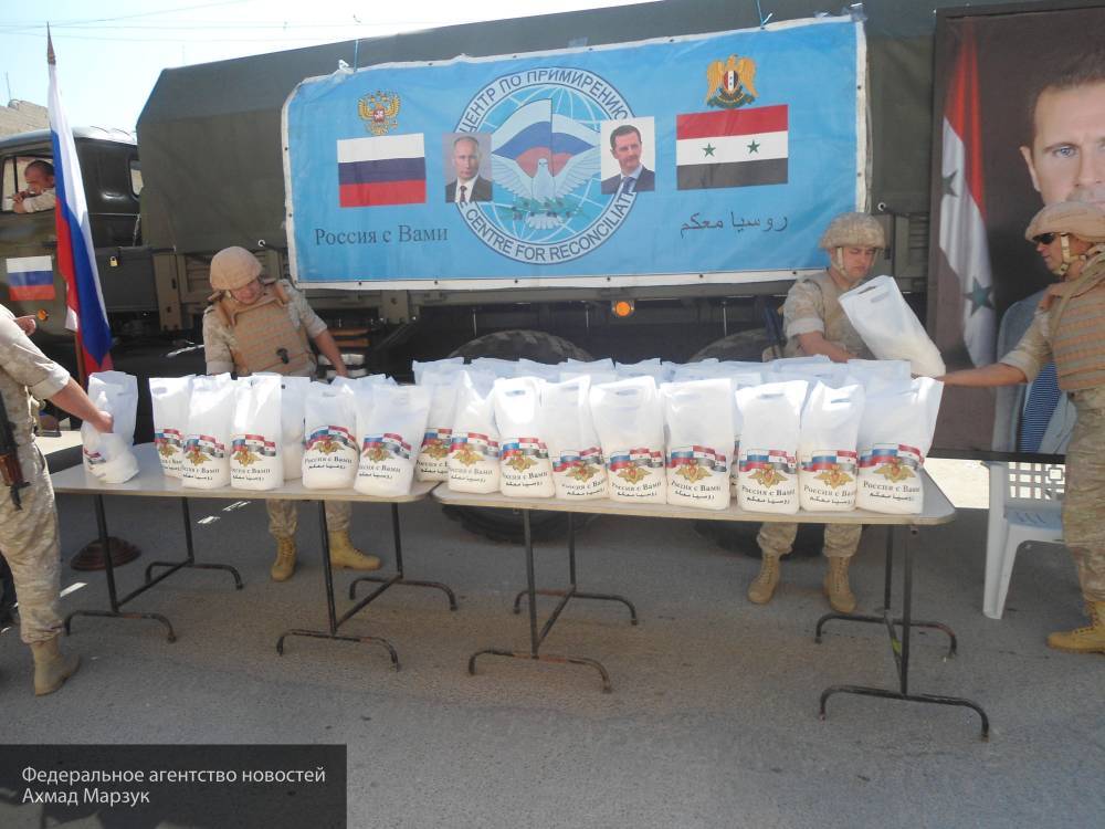 Офицеры ЦПВС раздали продукты и школьные наборы жителям Сирии