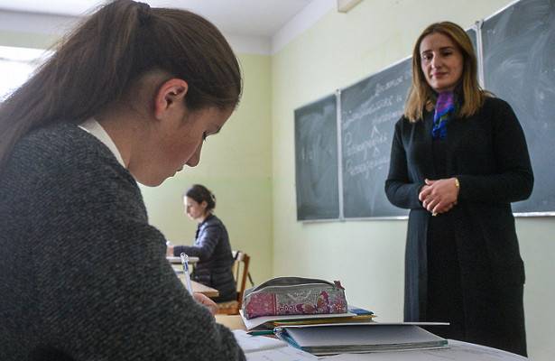 Севастопольских школьников начали учить украинскому языку