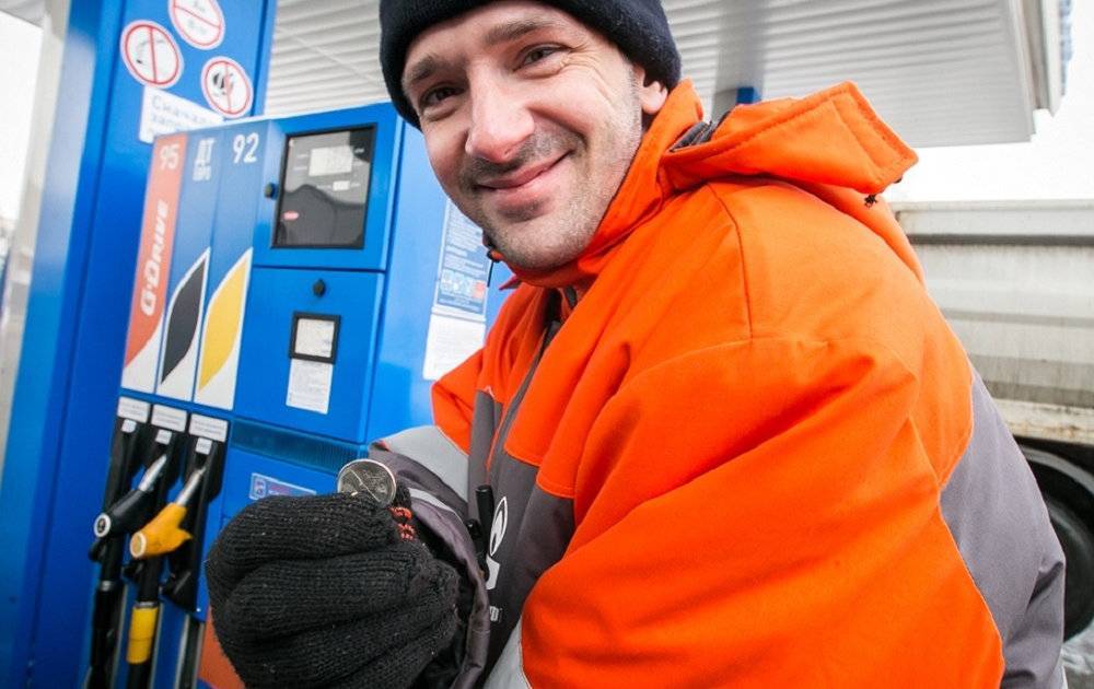 На АЗС бензин стали продавать по “плавающей” цене