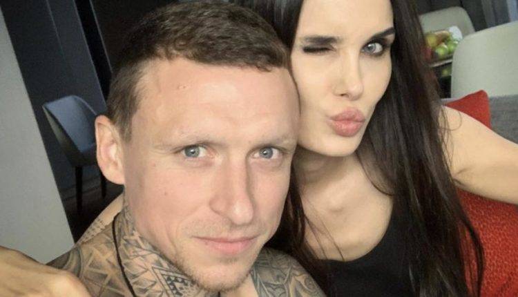 Жена Мамаева опубликовала фото вернувшегося из тюрьмы футболиста