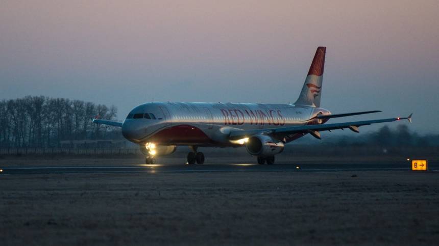 Очевидцы сообщили о задымлении в самолете перед вылетом из Черногории в Петербург