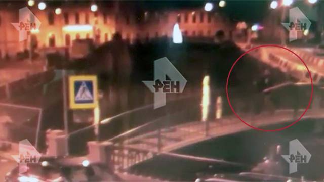 Камера сняла массовую драку на Сенном мосту в Петербурге