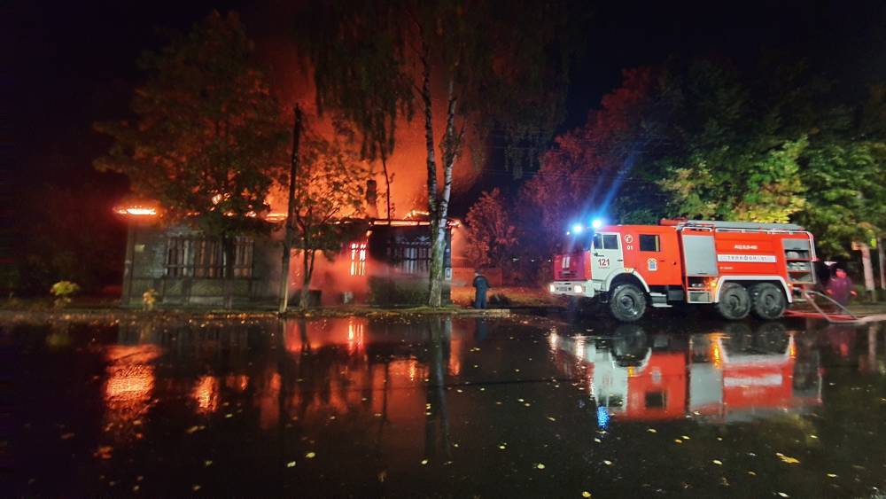В Ленобласти пожар уничтожил дореволюционную церковно-приходскую школу