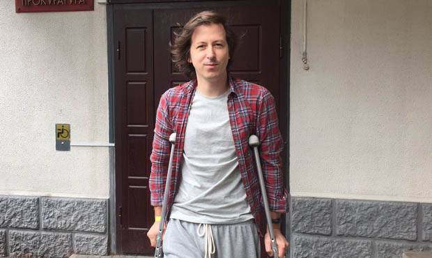 Дизайнера, которому полицейские сломали ногу, оштрафовали за участие в митинге 27 июля