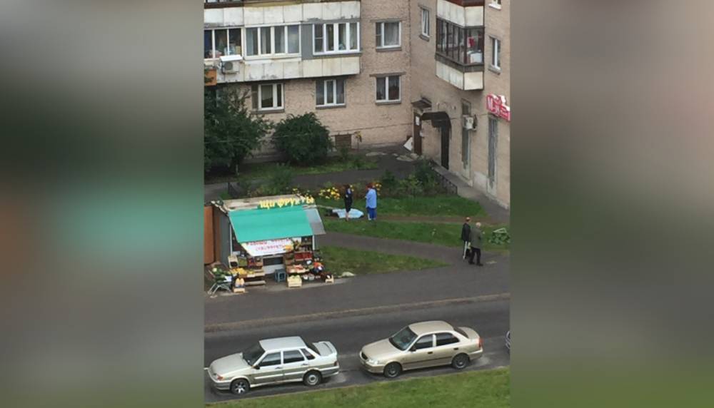Человек выпал с высоты на улице Турку — петербуржцы