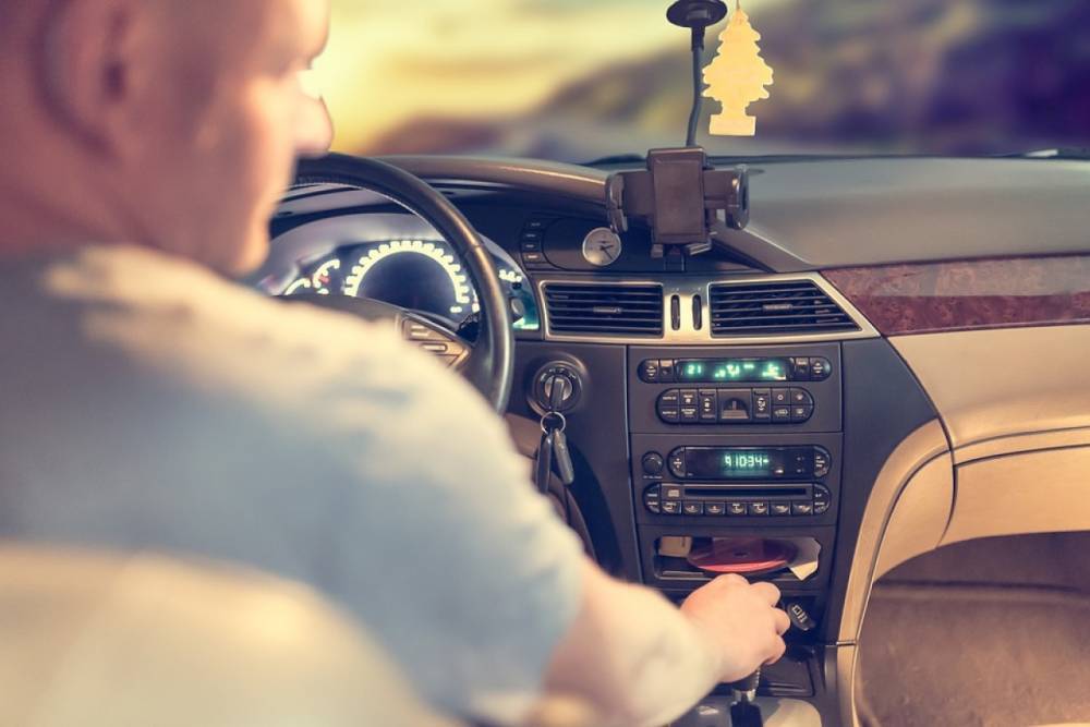 Ученые назвали самые опасные песни для водителей