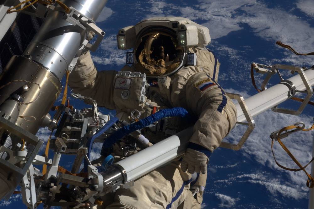 Роскосмос рассматривает возвращение огнестрельного оружия в экипировку космонавтов