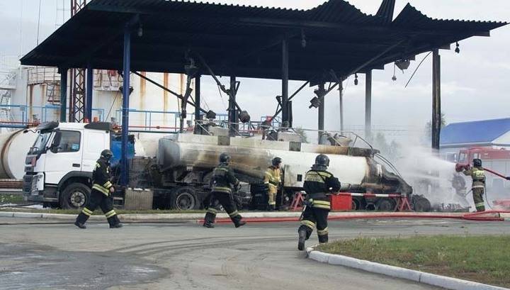 В результате возгорания двух бензовозов под Челябинском пострадал один человек